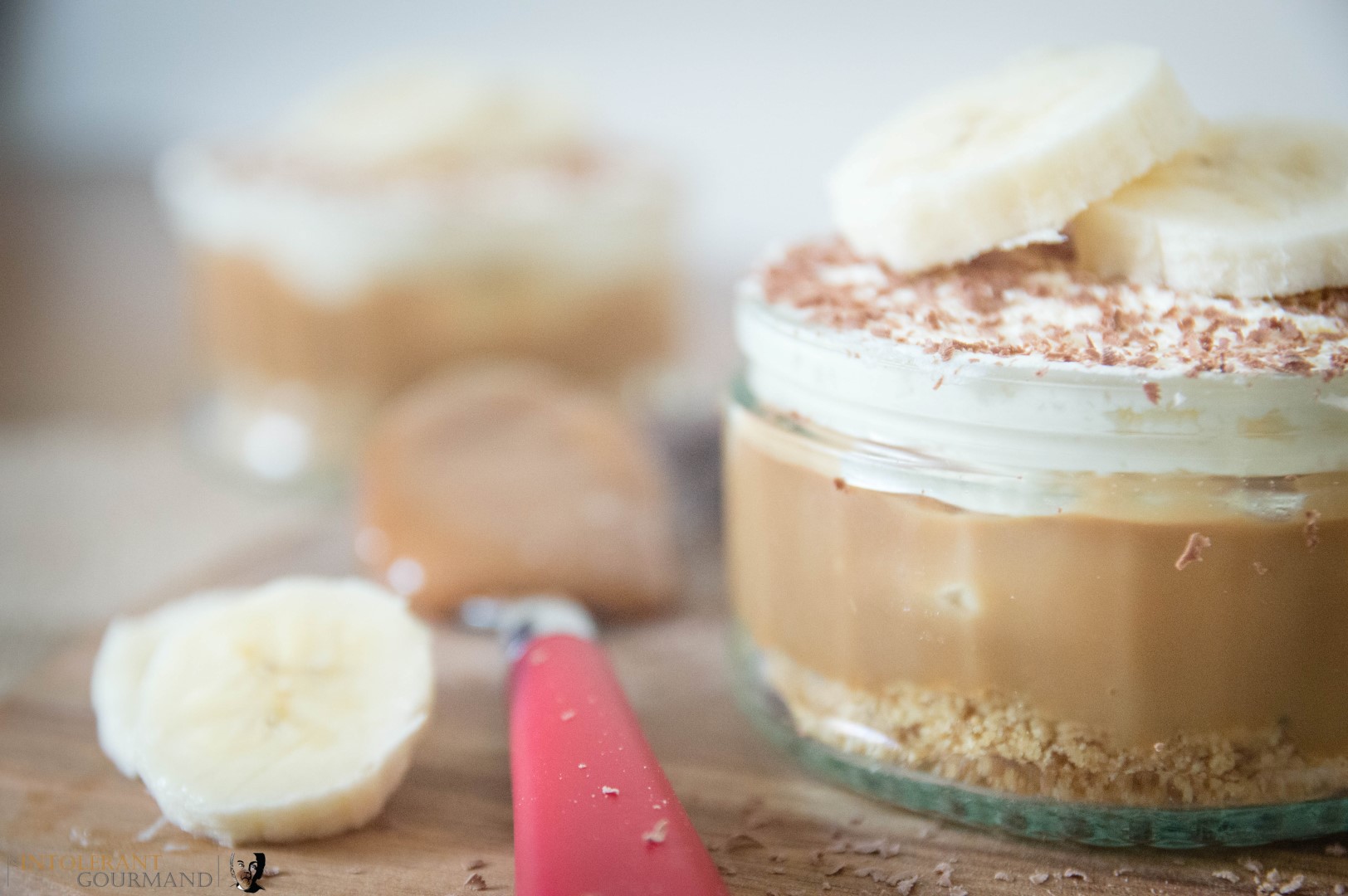 Vegan & Gluten-Free Banoffee Pie - dairy-free, gluten-free, egg-free, nut-free and delicious! Made with a crumbly base, a creamy centre, and topped with decadent caramel style sauce! Who says allergies have to stop you eating delicious food! www.intolerantgourmand.com